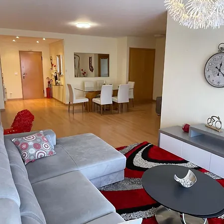 아파트 Stylish & Spacious With Balcony