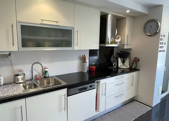 아파트 Stylish & Spacious With Balcony *