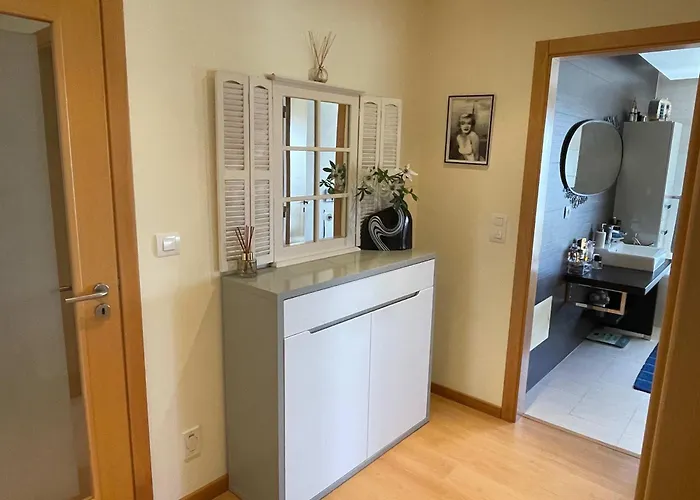 Stylish & Spacious With Balcony * 로리냐