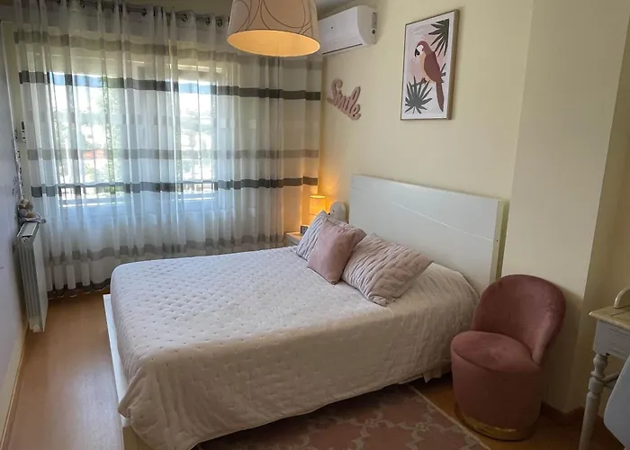 아파트 Stylish & Spacious With Balcony