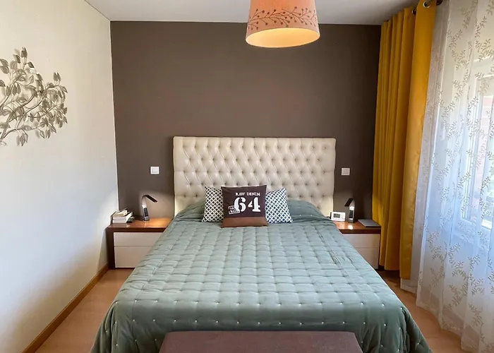 Stylish & Spacious With Balcony 로리냐