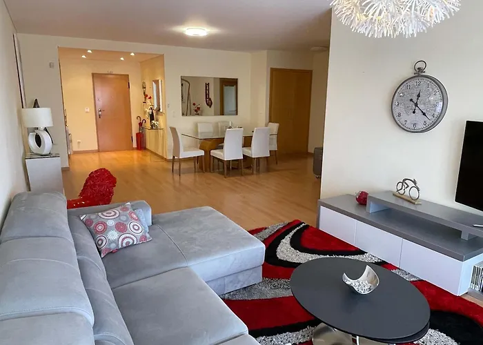 아파트 Stylish & Spacious With Balcony