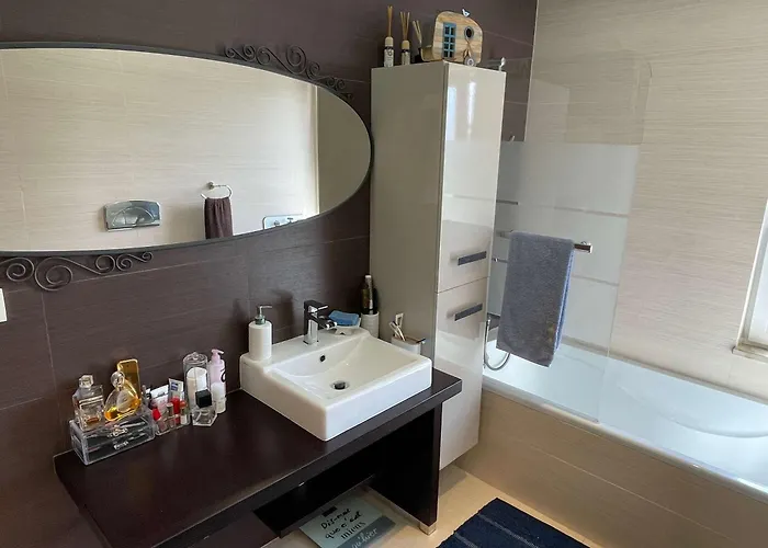 Stylish & Spacious With Balcony 로리냐