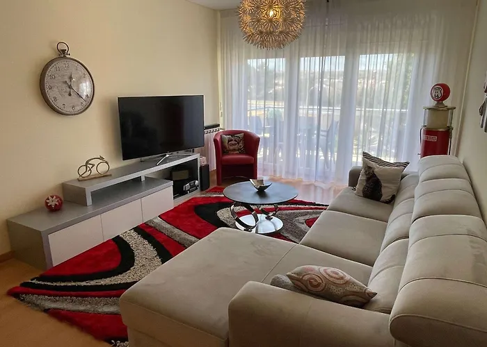 아파트 Stylish & Spacious With Balcony 로리냐