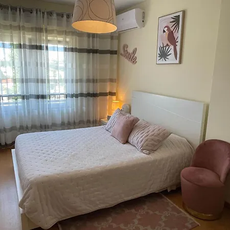 アパート Stylish & Spacious With Balcony