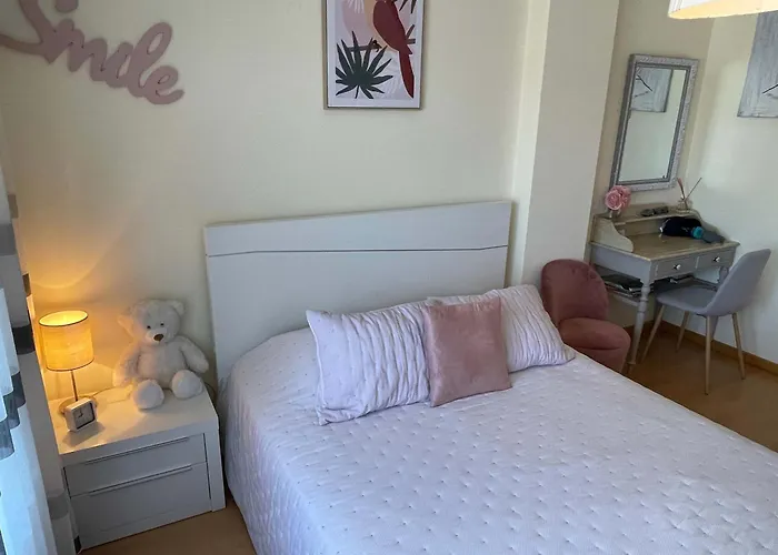 Stylish & Spacious With Balcony Διαμέρισμα